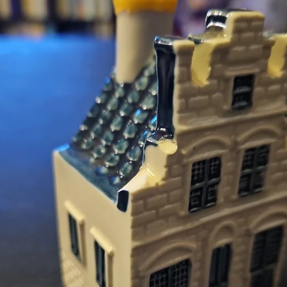 KLM Delft Ceramic Dutch House Figurine - White and Blue Collectabke # 76 - Picture 7 of 9